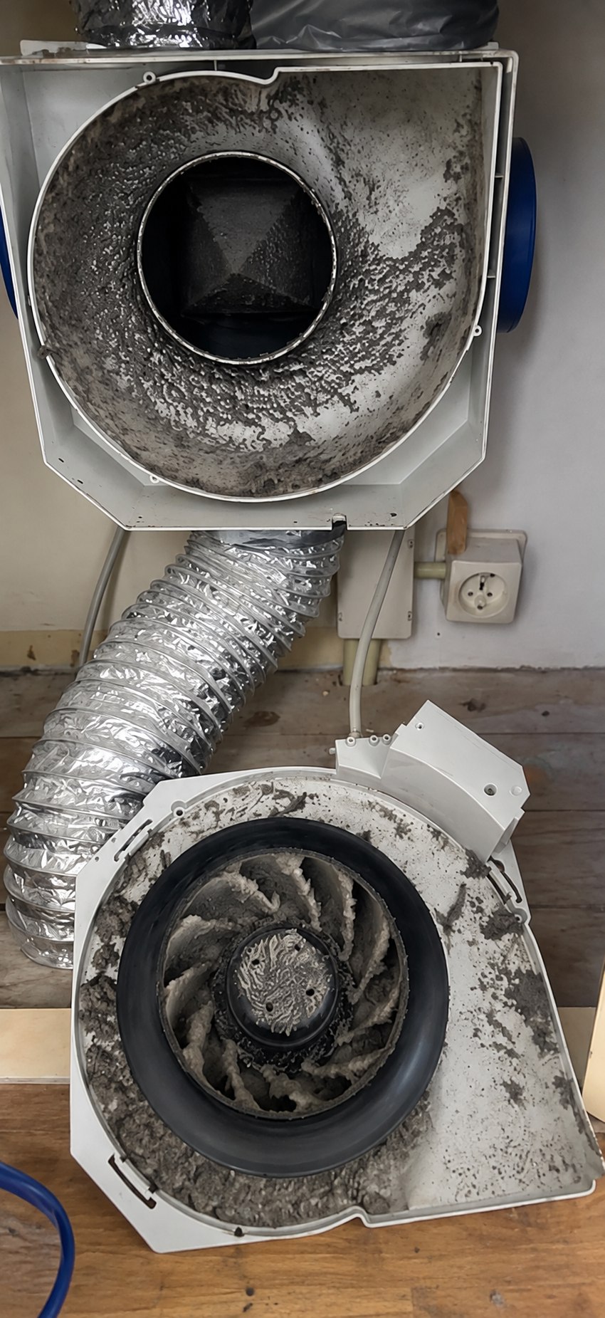 Voor reiniging: stofophoping op de ventilatorwaaier en de behuizing van een mechanische ventilatiebox